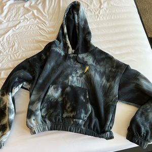 Street wear fleece cropped hoodie with front pockets. Tie dye design.